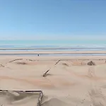 Bright Coastal Family Escape *