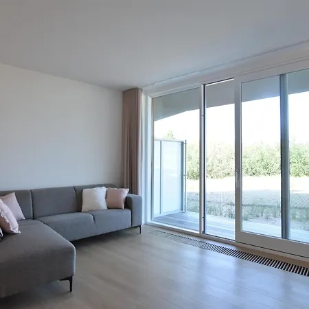 Bright Coastal Family Escape *