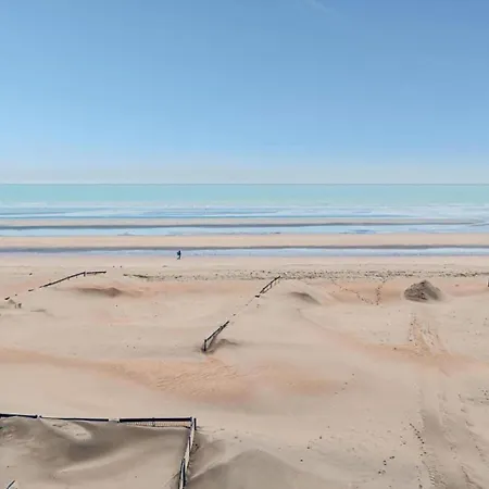 Bright Coastal Family Escape *