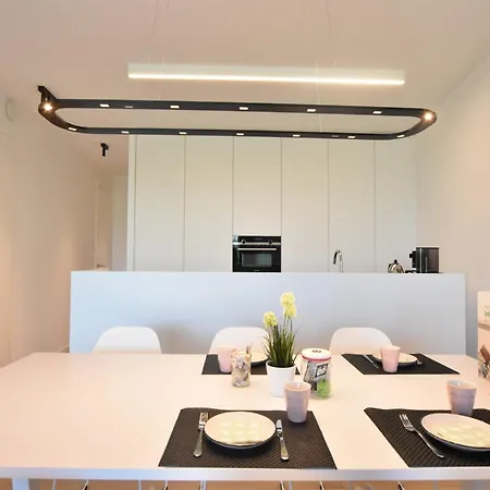 דירה Bright Coastal Family Escape *