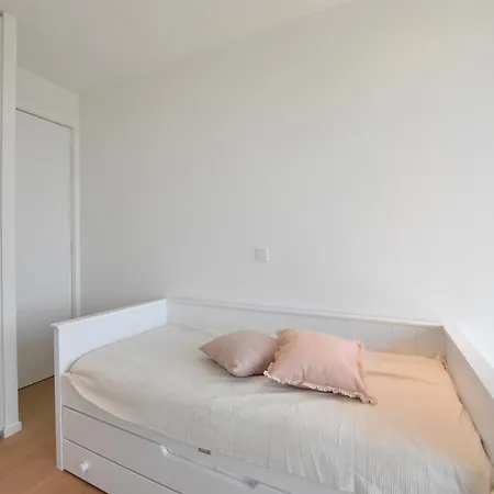 דירה Bright Coastal Family Escape