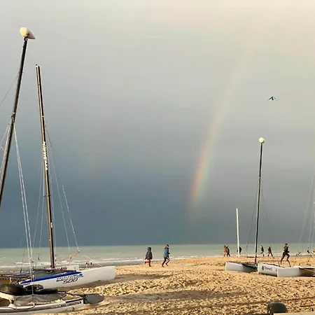 Bright Coastal Family Escape דירה *