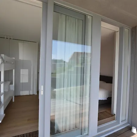 דירה Bright Coastal Family Escape